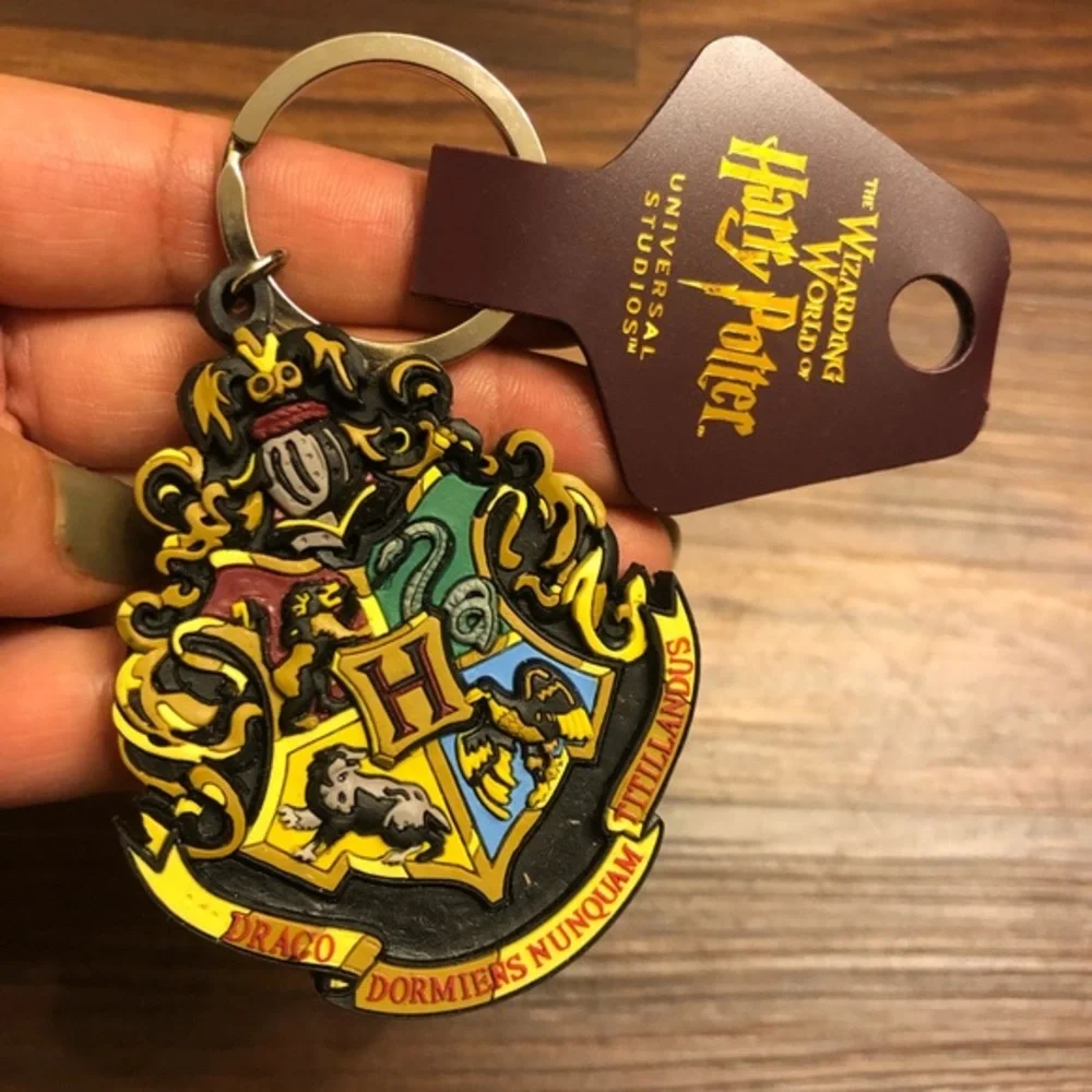 Universal Studios Wizarding World Harry Potter Hogwarts Crest Keychain